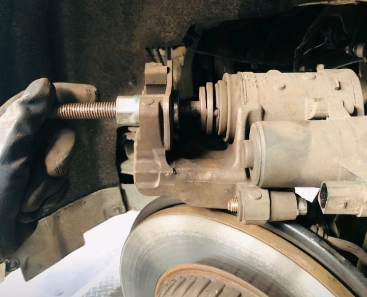 Check brake pad wear Mercedes 6