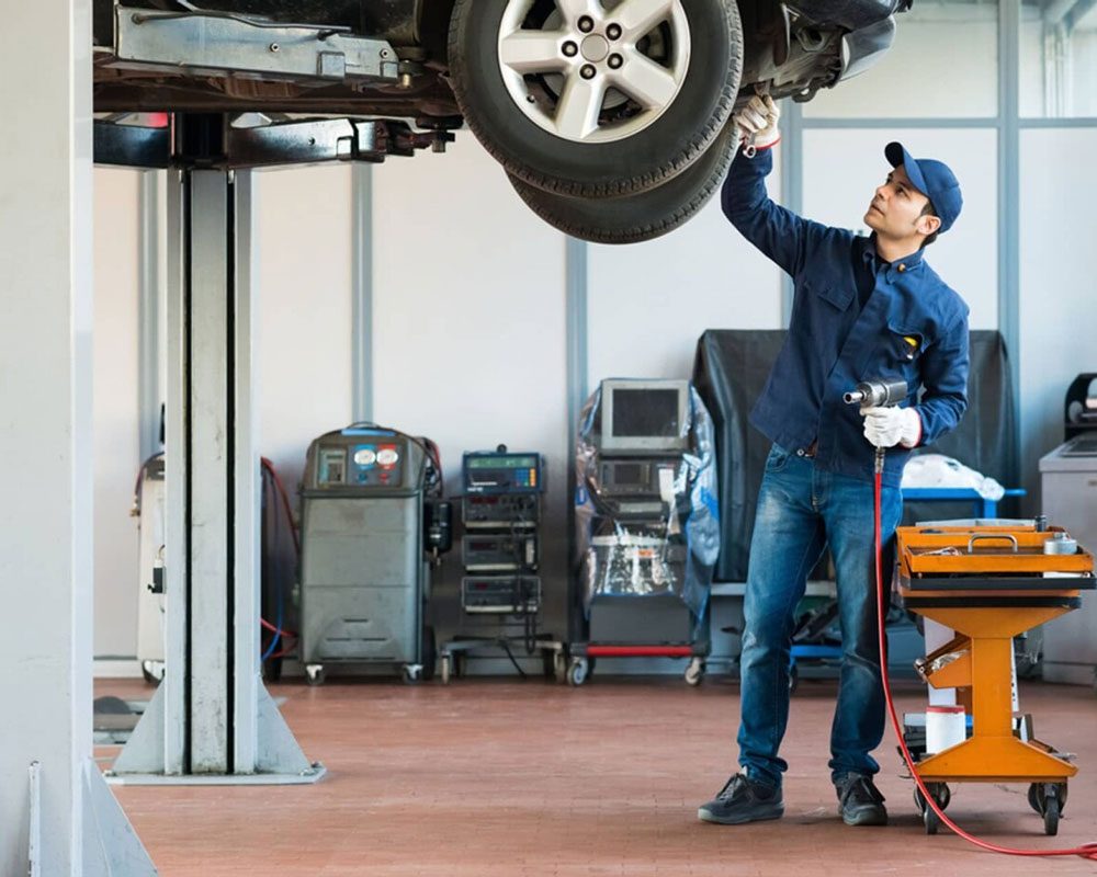 AutoExplain's automotive technician